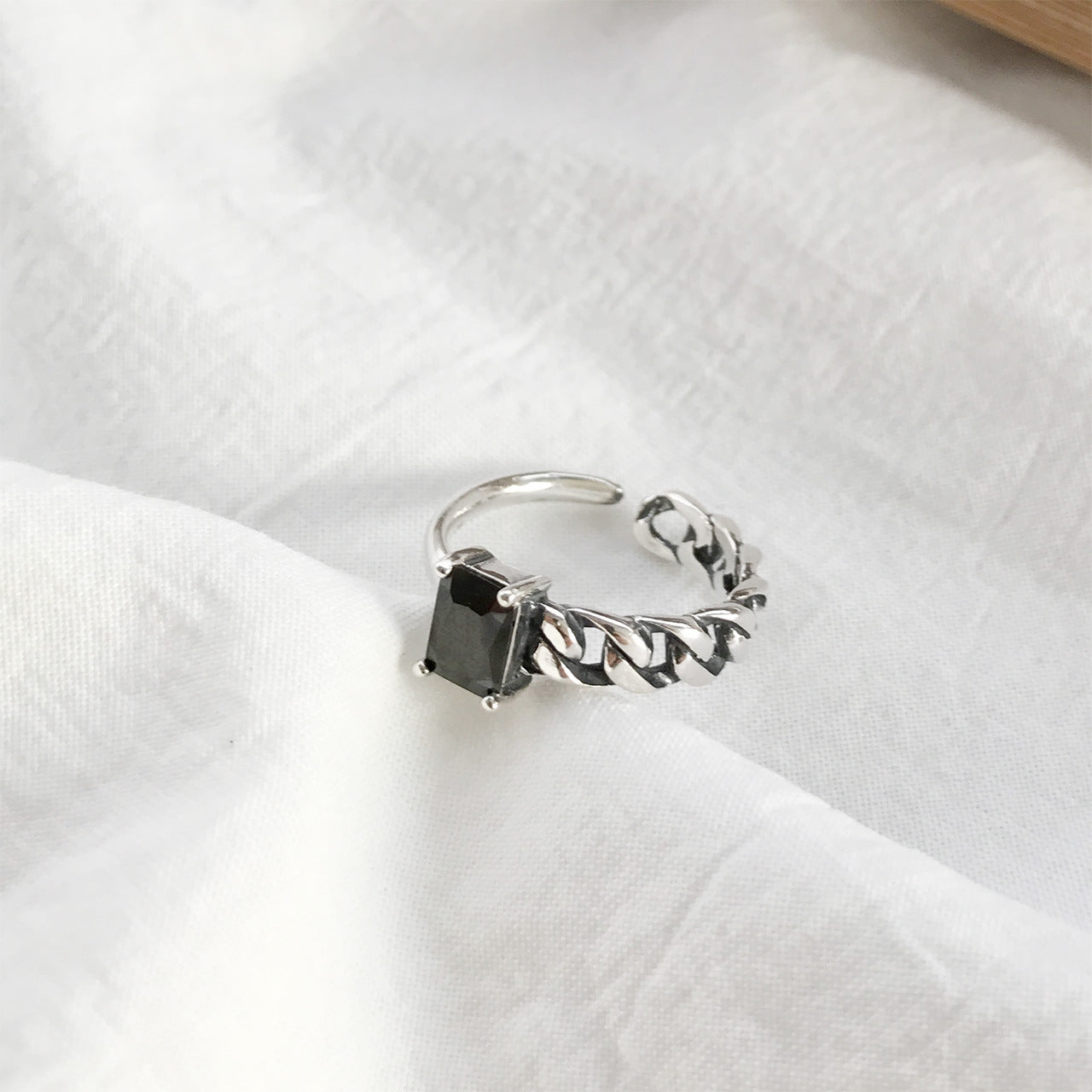 Anello lucido in argento sterling S925 vintage con agata nera quadrata e zirconia cubica