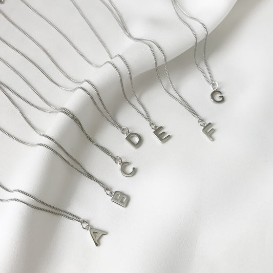 Collar minimalista con colgante de letra geométrica de plata de ley 925 y cadena de serpiente