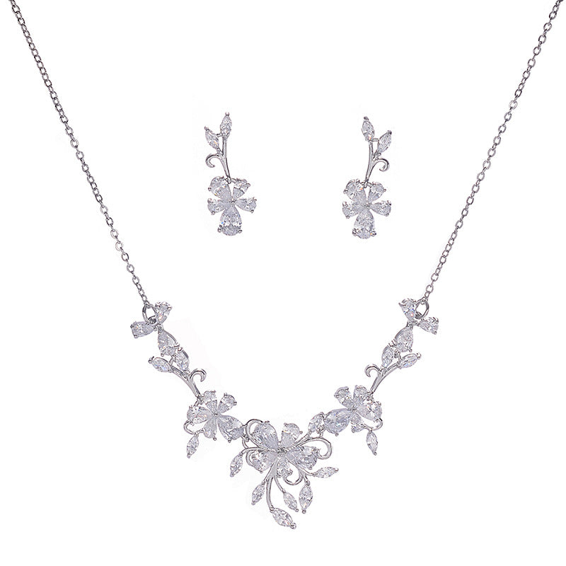 Parure di collana e orecchini da donna con zirconi cubici intarsiati e motivo floreale