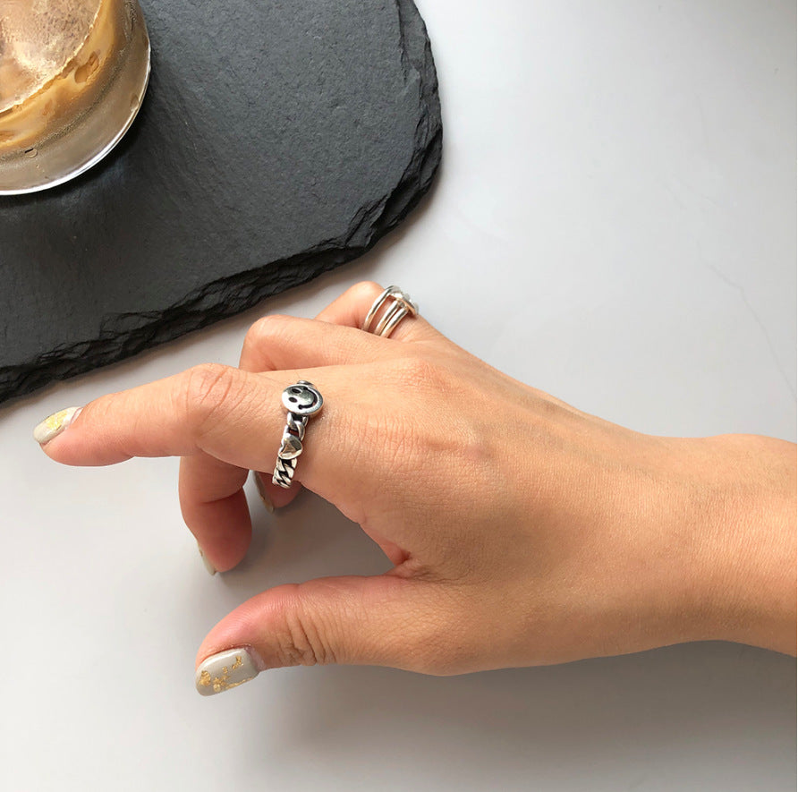 Anello da donna minimalista con lettera "Smile" in argento sterling 925