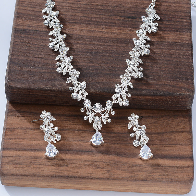 Conjunto de collar y pendientes de latón chapado, con colgante de circonita cúbica y estrás, diseño floral elegante y dulce, para mujer, boda, joyería nupcial