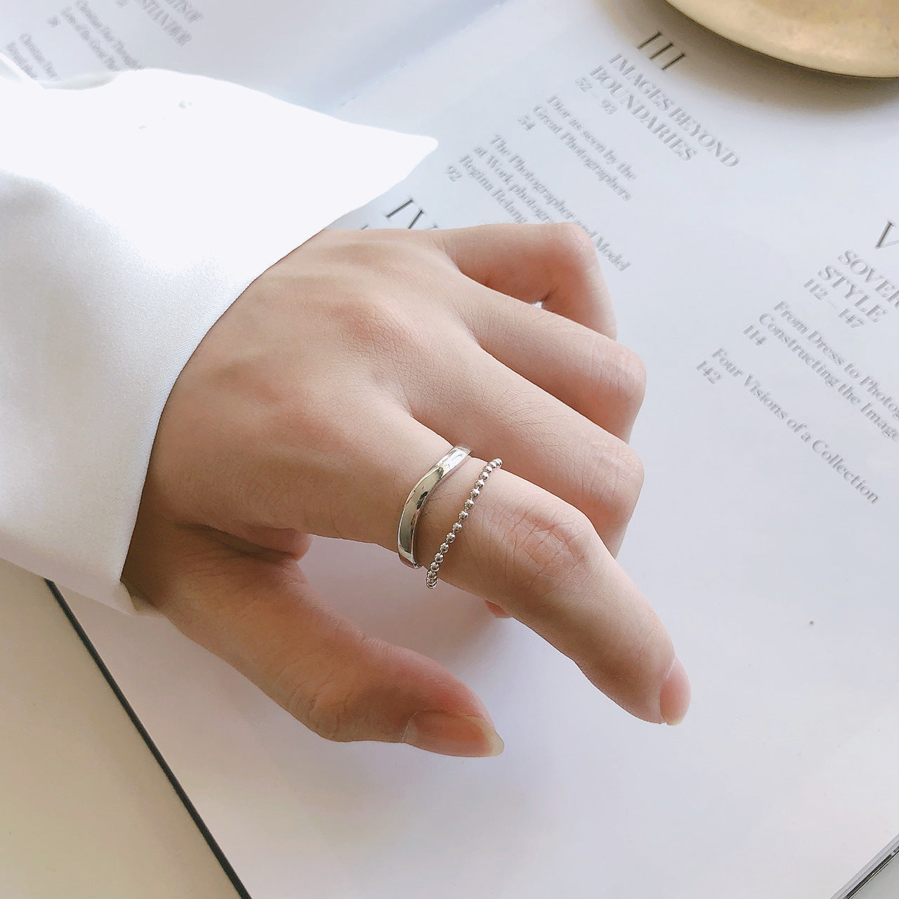 Anello da donna minimalista con intarsio lettera in argento sterling 925