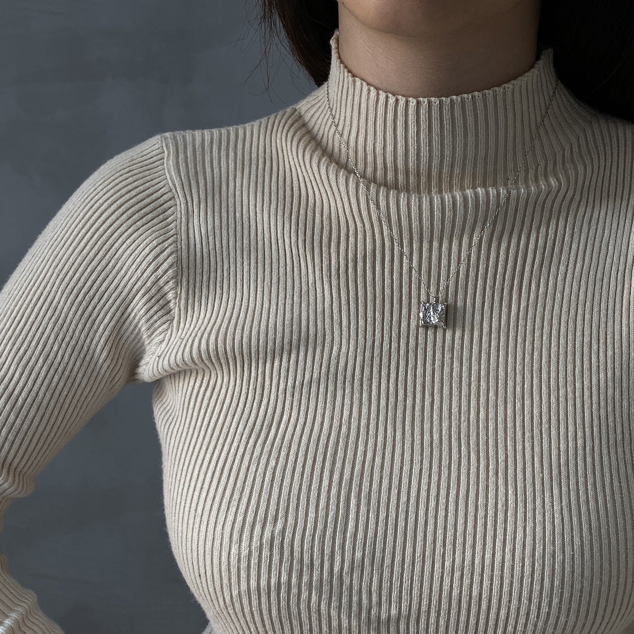 Collar con colgante texturizado geométrico cuadrado de plata de ley 925 minimalista con cadena de bolas