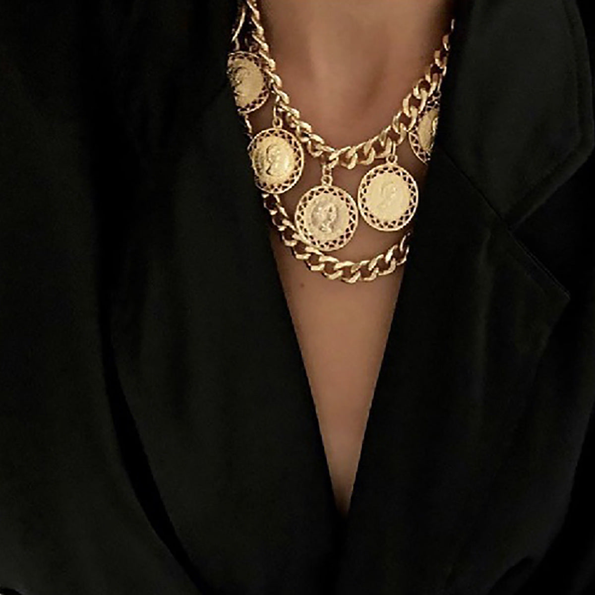 Collana Pendente Vintage Geometrica a U Sbalzata con Nappe e Catene per Donna