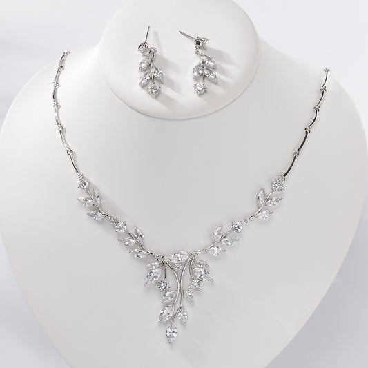 Elegante collar y aretes de latón con incrustaciones de circonia cúbica y colgante de cristal para mujer