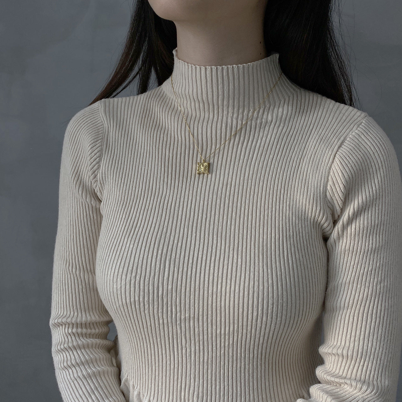 Collar con colgante texturizado geométrico cuadrado de plata de ley 925 minimalista con cadena de bolas