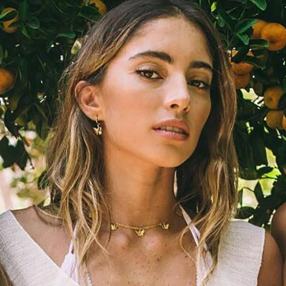 Collar de mujer minimalista con colgante de mariposa de metal chapado y diseño geométrico