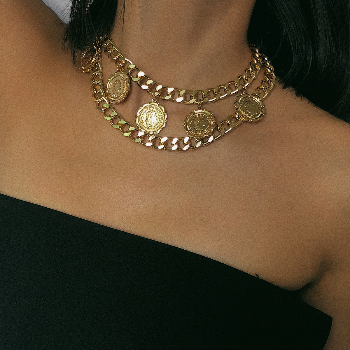 Collana Pendente Vintage Geometrica a U Sbalzata con Nappe e Catene per Donna