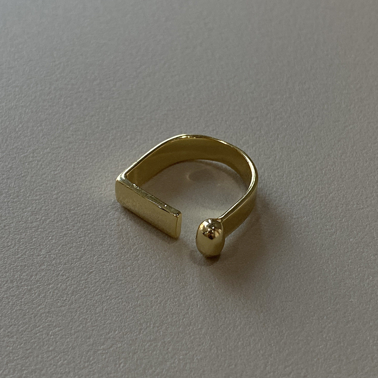 Anillo Minimalista de Plata de Ley 925 con Forma de D Geométrica para Mujer