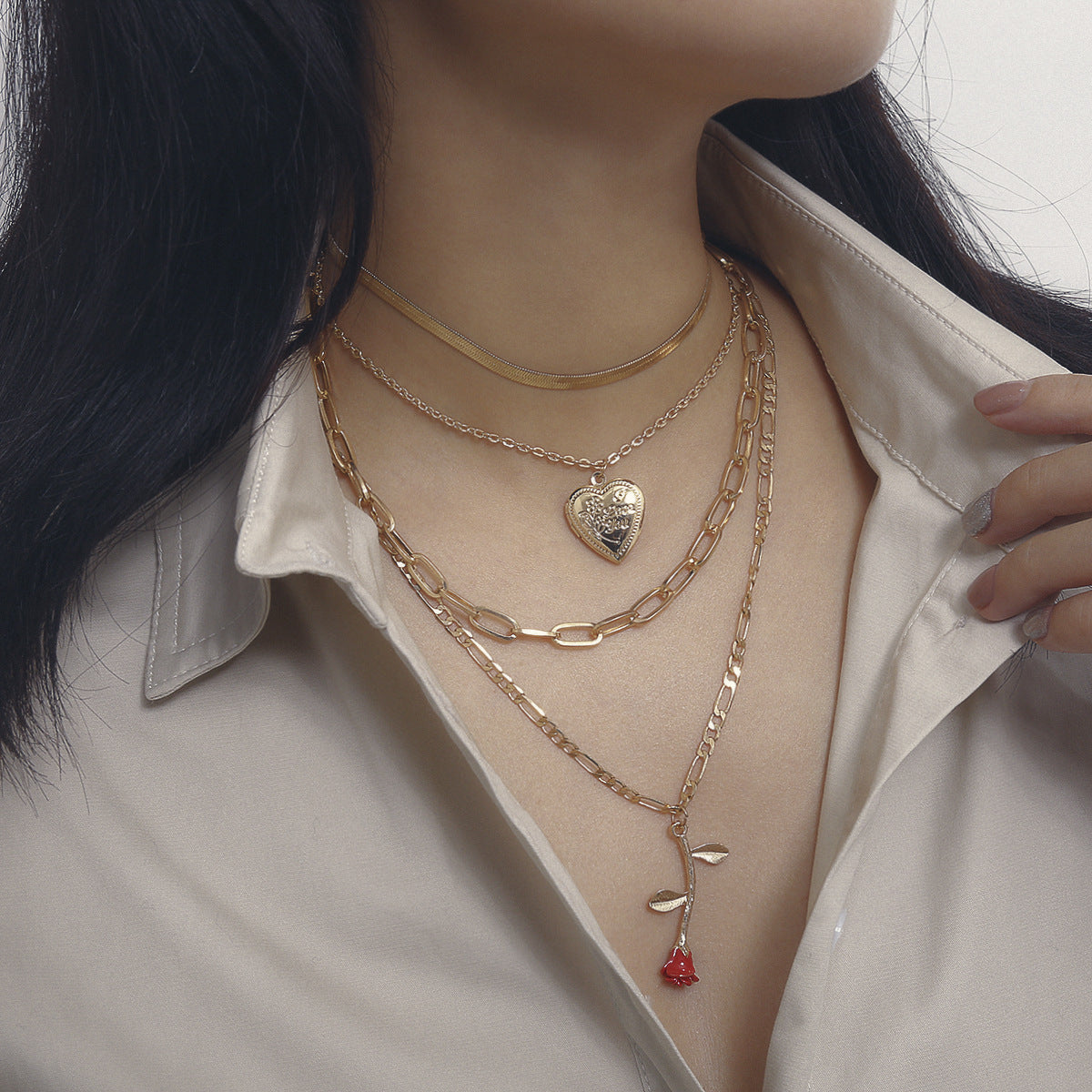 Collana pendente geometrica a rosa creativa per donna in lega con catena incrociata, motivo floreale e finitura placcata