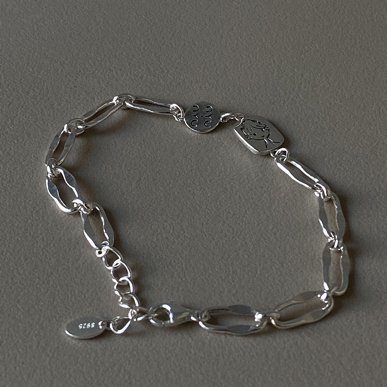 Bracciale da donna in argento sterling 925 minimalista con ragazzo geometrico a cartoni animati