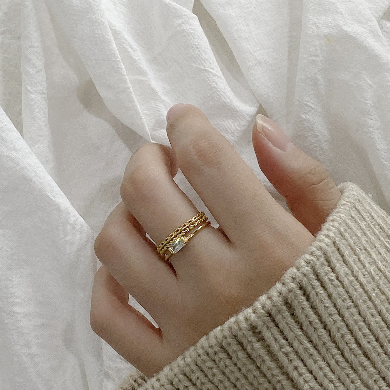 Anillo minimalista de plata de ley 925 con incrustaciones florales en forma de corazón y diamantes para mujer