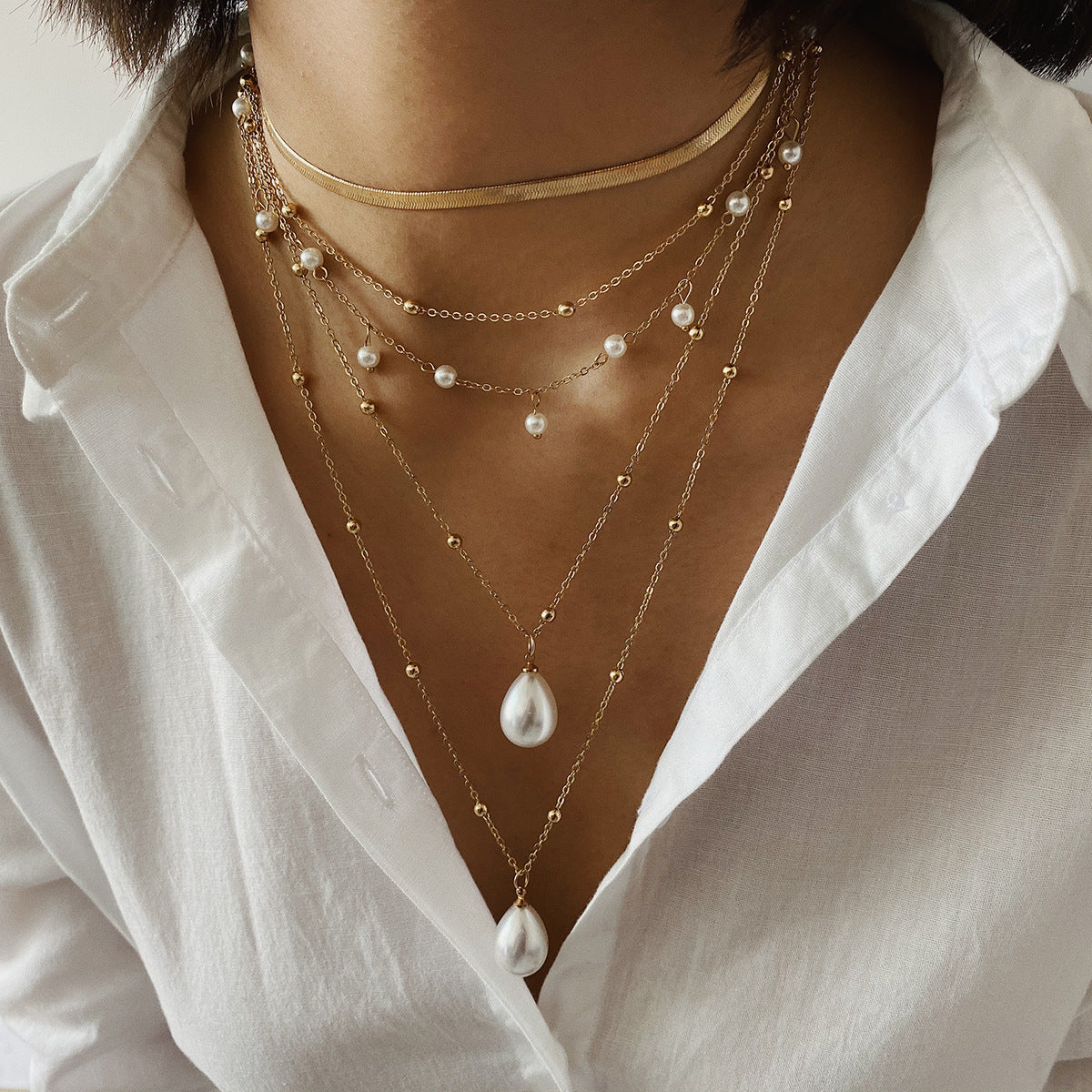 Collana con Pendente Geometrico a Chiusura a Levetta Creativa in Lega Placcata con Strass, Collana Multistrato Stile Luna e Perla per Donna