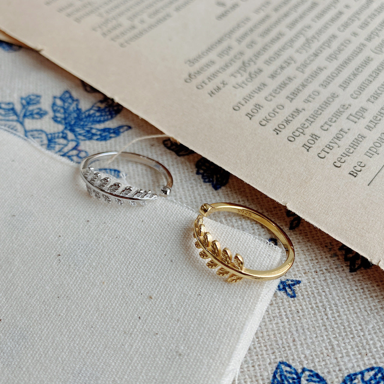 Anello minimalista da donna con foglia di pianta in argento sterling 925