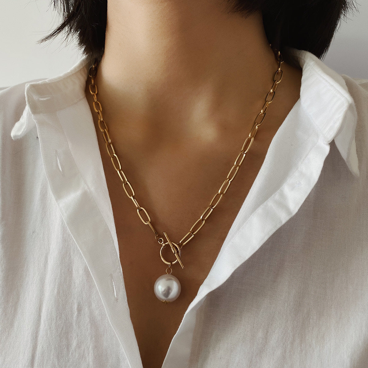 Collana con Pendente Geometrico a Chiusura a Levetta Creativa in Lega Placcata con Strass, Collana Multistrato Stile Luna e Perla per Donna