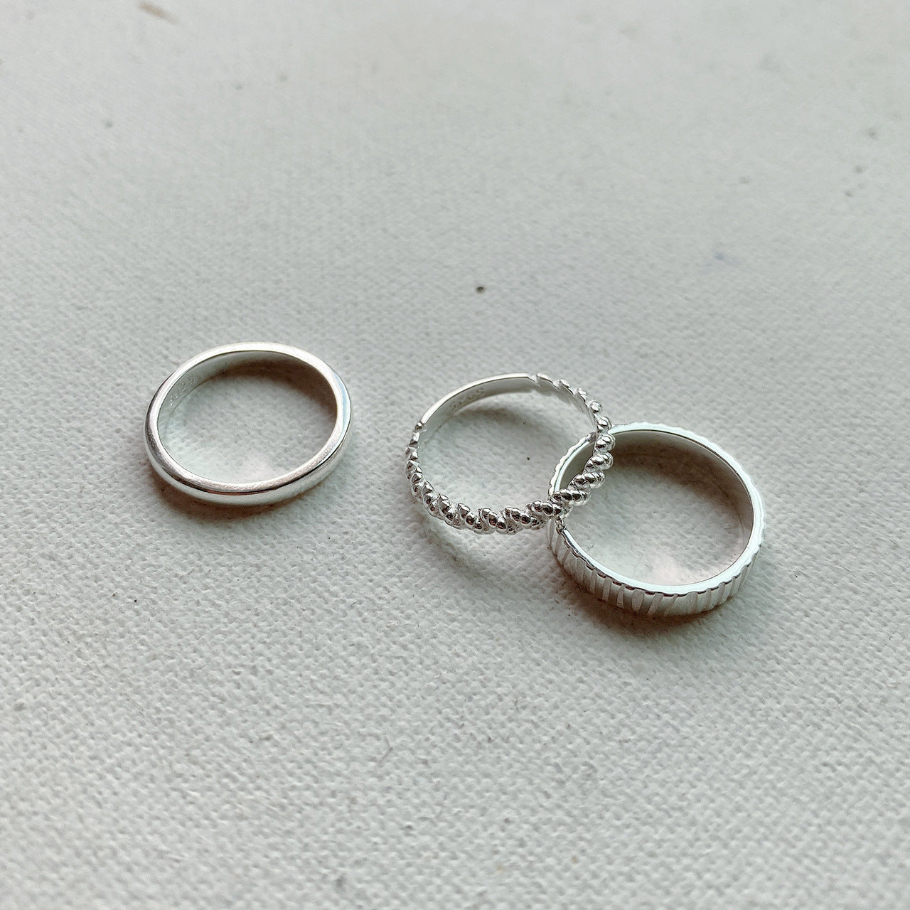 Anillo Pulido Geométrico Minimalista de Plata de Ley 925 para Mujer
