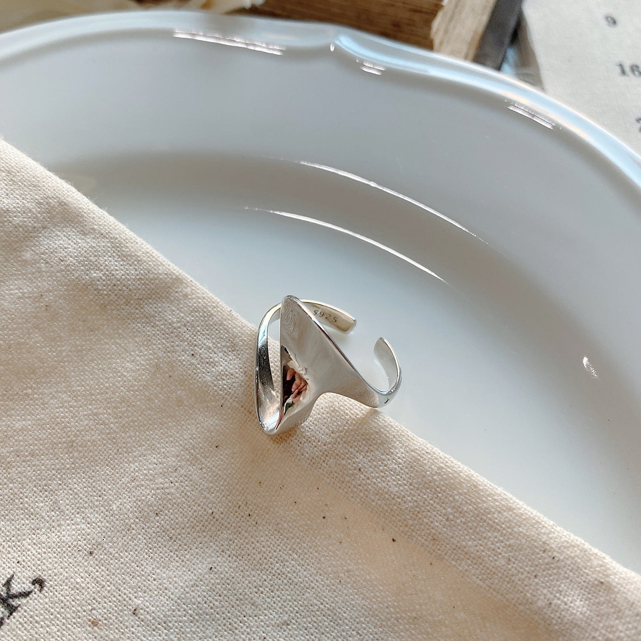 Anillo de corazón trenzado dulce y minimalista de plata de ley 925 para mujer