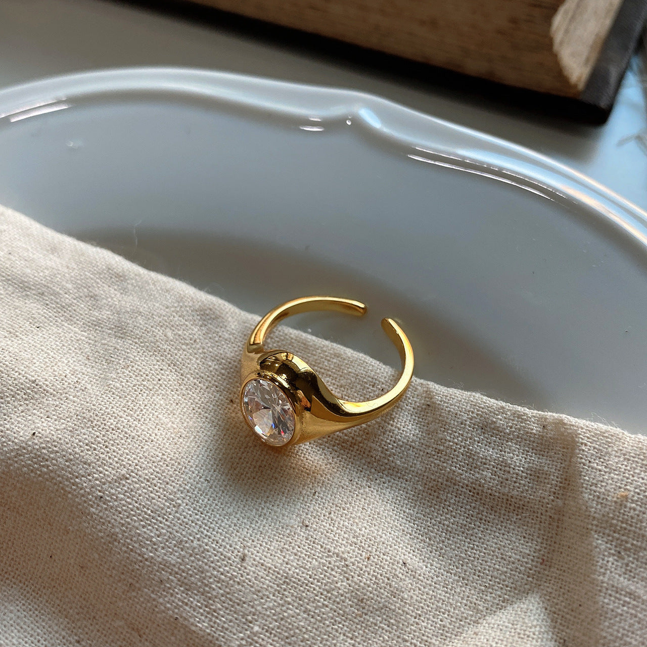 Anello in Oro da Donna Minimalista con Zirconi Cubici Intarsiati Ovali in Argento Sterling 925