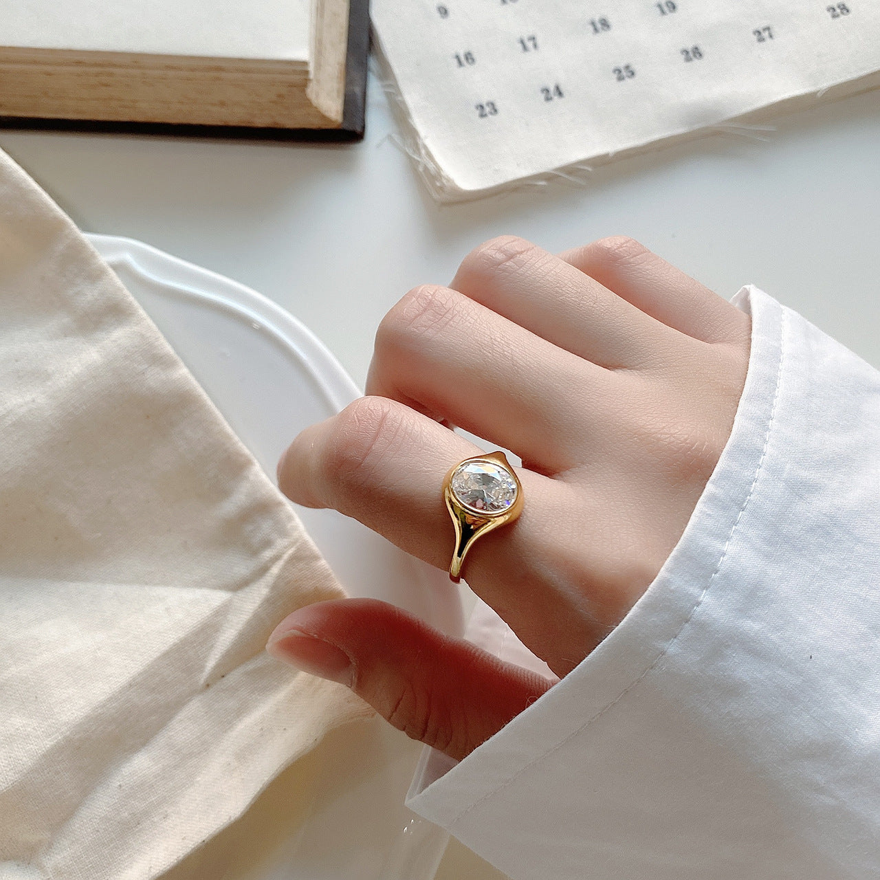 Anello in Oro da Donna Minimalista con Zirconi Cubici Intarsiati Ovali in Argento Sterling 925