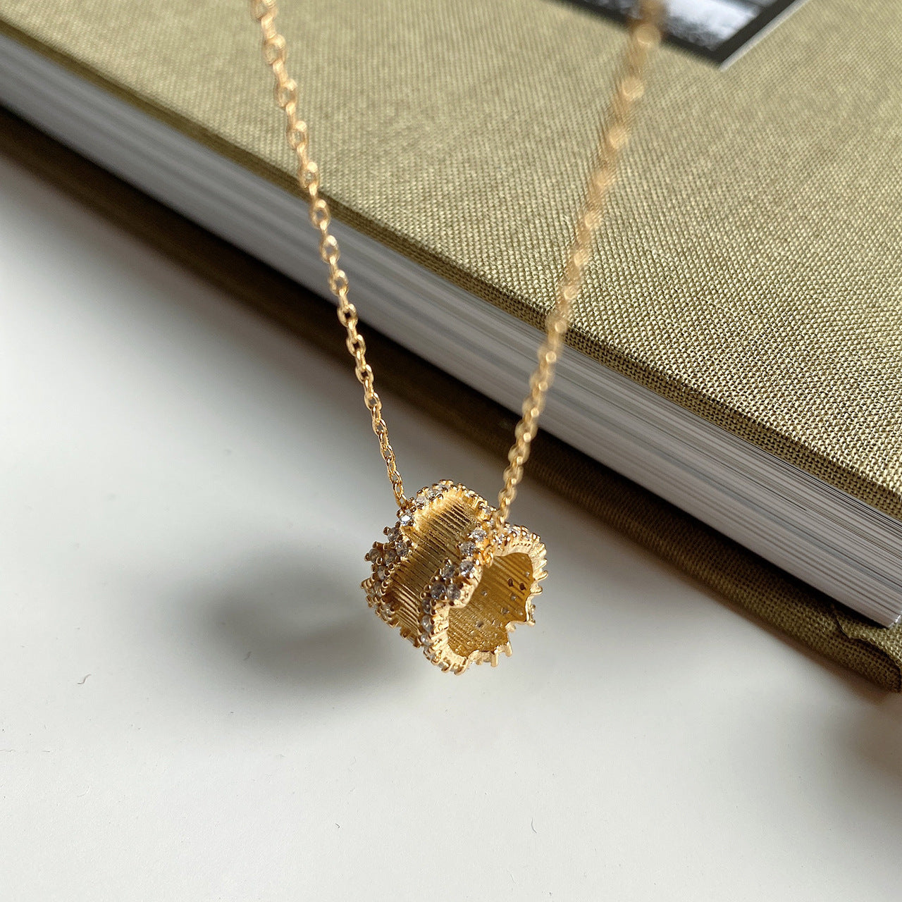 Collana Minimalista con Catena a Sfera di Perline Rotanti Geometriche in Argento Sterling 925 Placcato Oro 18K