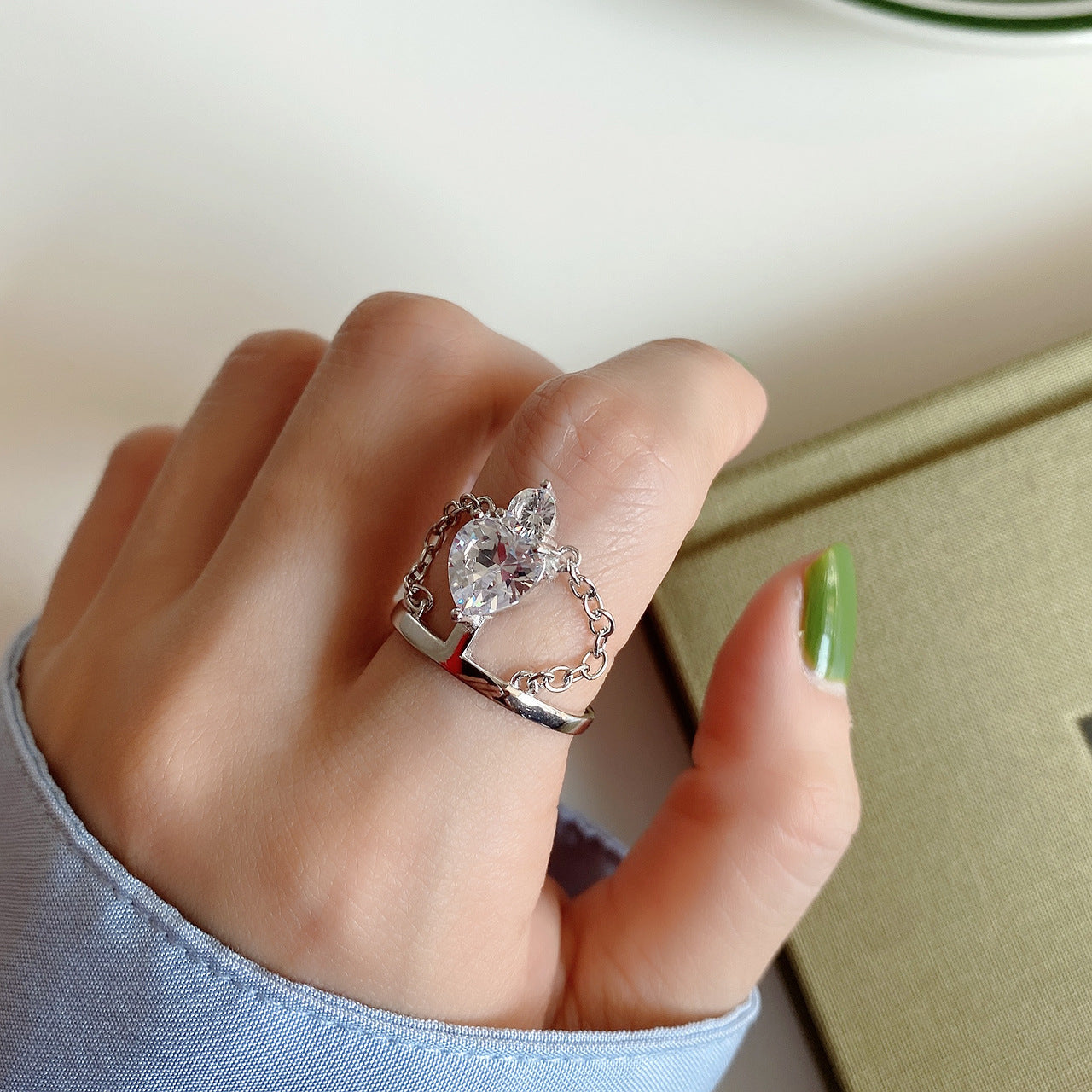 Anillo Minimalista de Lujo de Plata Esterlina 925 con Incrustaciones de Circonita Cúbica en Forma de Corazón y Corona para Mujer