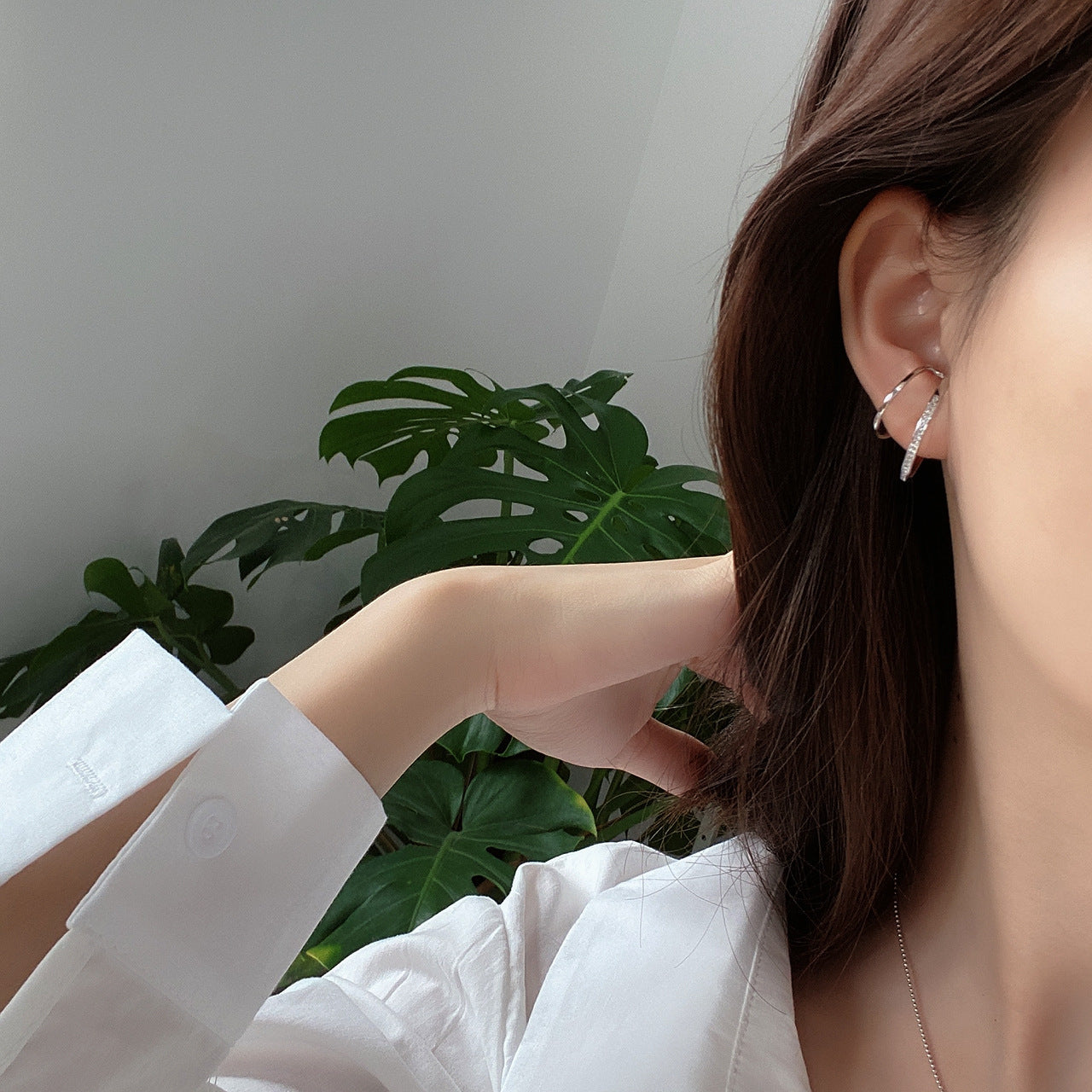 Orecchini Pendenti Minimalisti a Goccia Placcati Oro Bianco con Intarsi di Perle in Argento Sterling 925