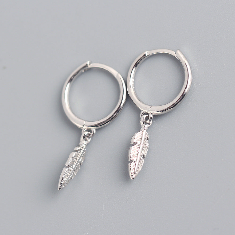 Orecchini a perno minimalisti ed eleganti in argento sterling 925 lucido con motivo a piuma floreale
