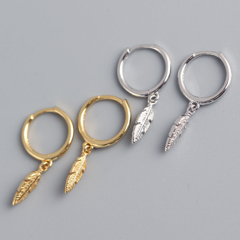 Orecchini a perno minimalisti ed eleganti in argento sterling 925 lucido con motivo a piuma floreale