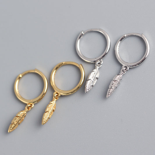 Pendientes minimalistas y elegantes de plata de ley 925 pulida con diseño floral de plumas vegetales