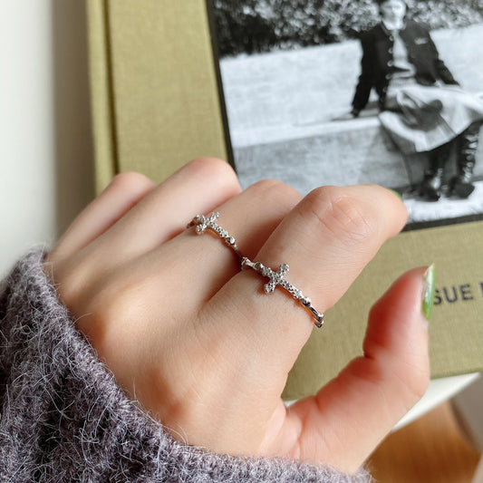 Anillo Minimalista de Plata de Ley 925 con Cruz Geométrica e Incrustaciones de Circonita Cúbica para Mujer