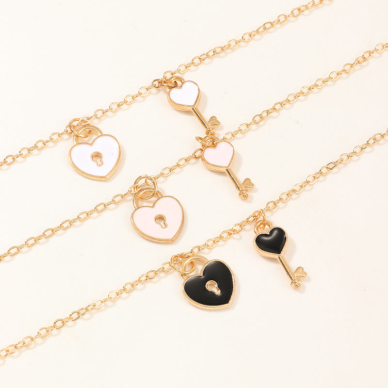 Collana con ciondolo a forma di chiave creativa in lega smaltata per donne e bambini con catena a sfere e lunghezza regolabile