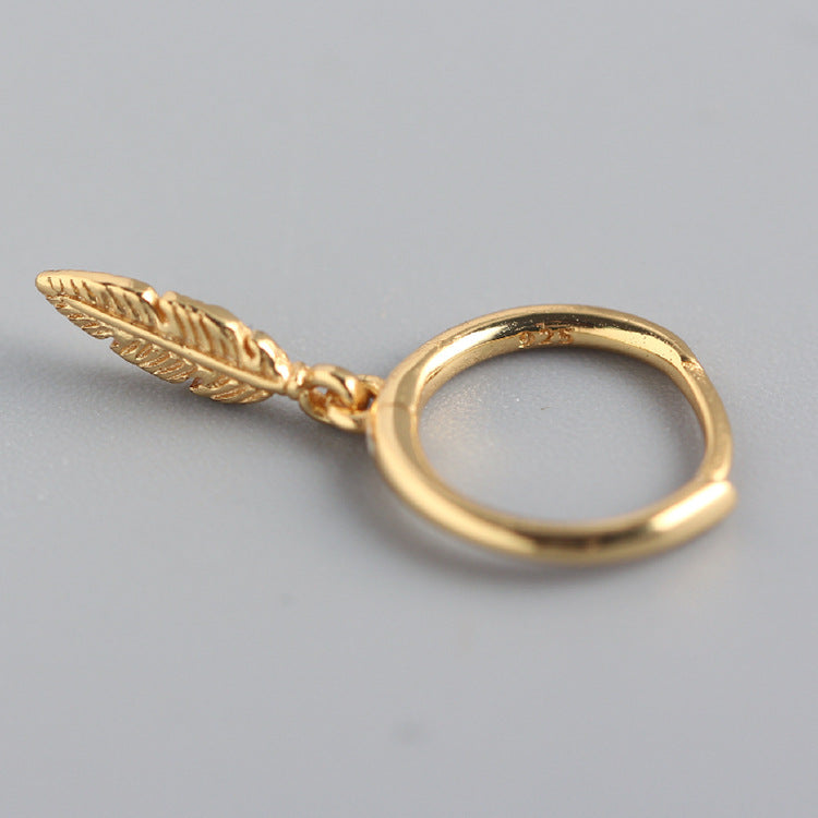 Orecchini a perno minimalisti ed eleganti in argento sterling 925 lucido con motivo a piuma floreale