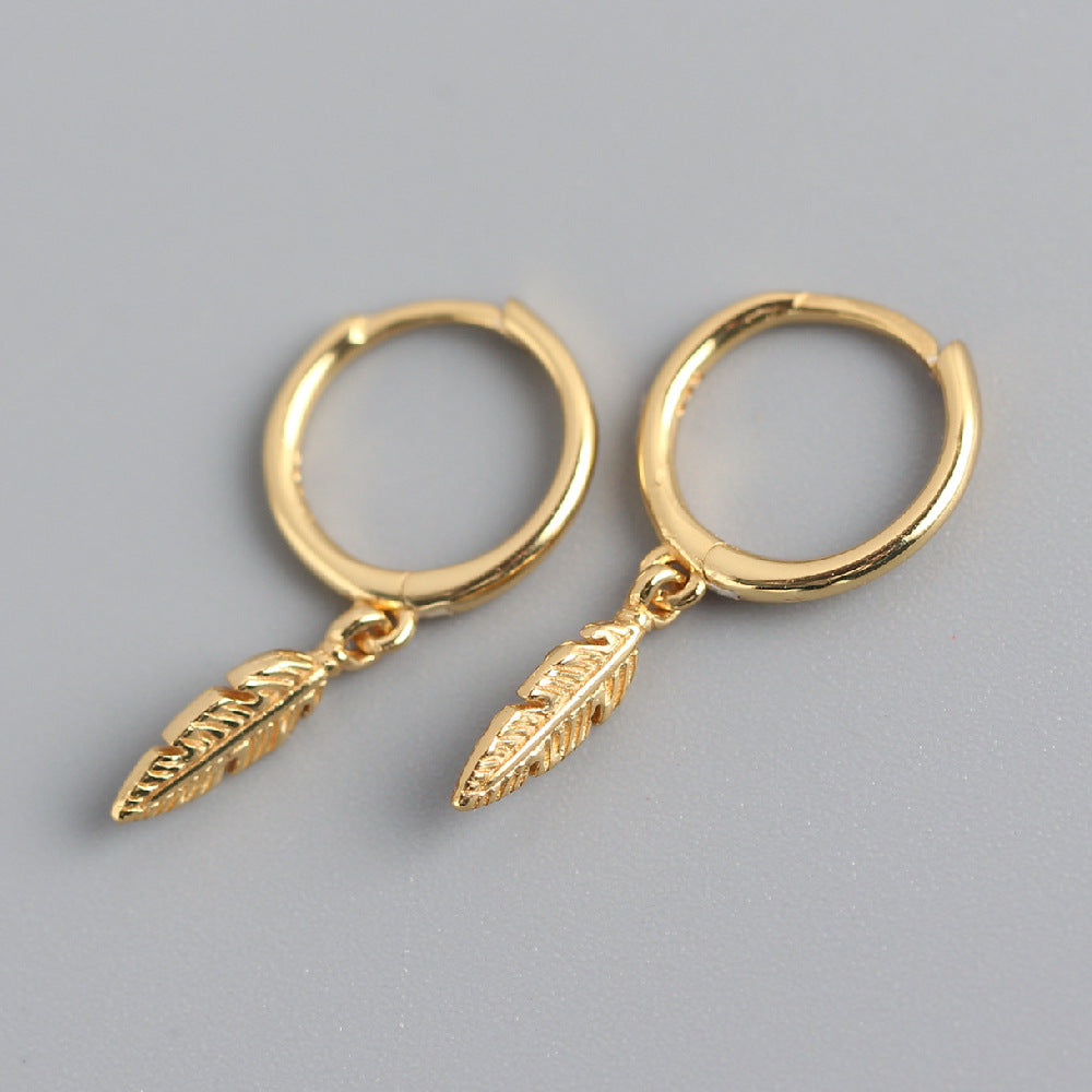 Orecchini a perno minimalisti ed eleganti in argento sterling 925 lucido con motivo a piuma floreale