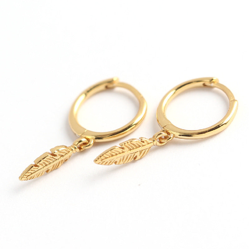 Orecchini a perno minimalisti ed eleganti in argento sterling 925 lucido con motivo a piuma floreale