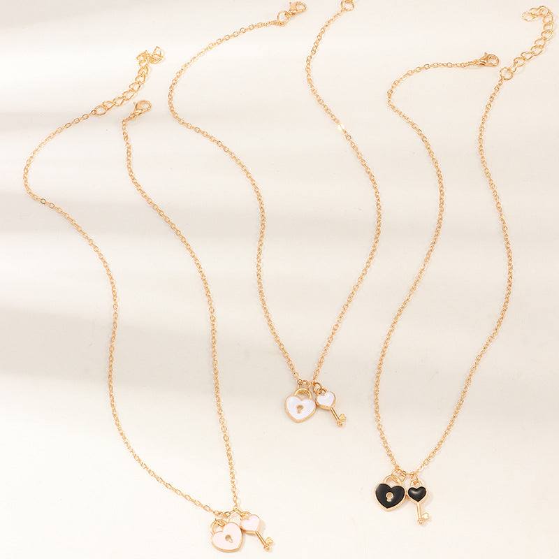 Collana con ciondolo a forma di chiave creativa in lega smaltata per donne e bambini con catena a sfere e lunghezza regolabile