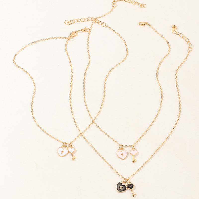 Collana con ciondolo a forma di chiave creativa in lega smaltata per donne e bambini con catena a sfere e lunghezza regolabile