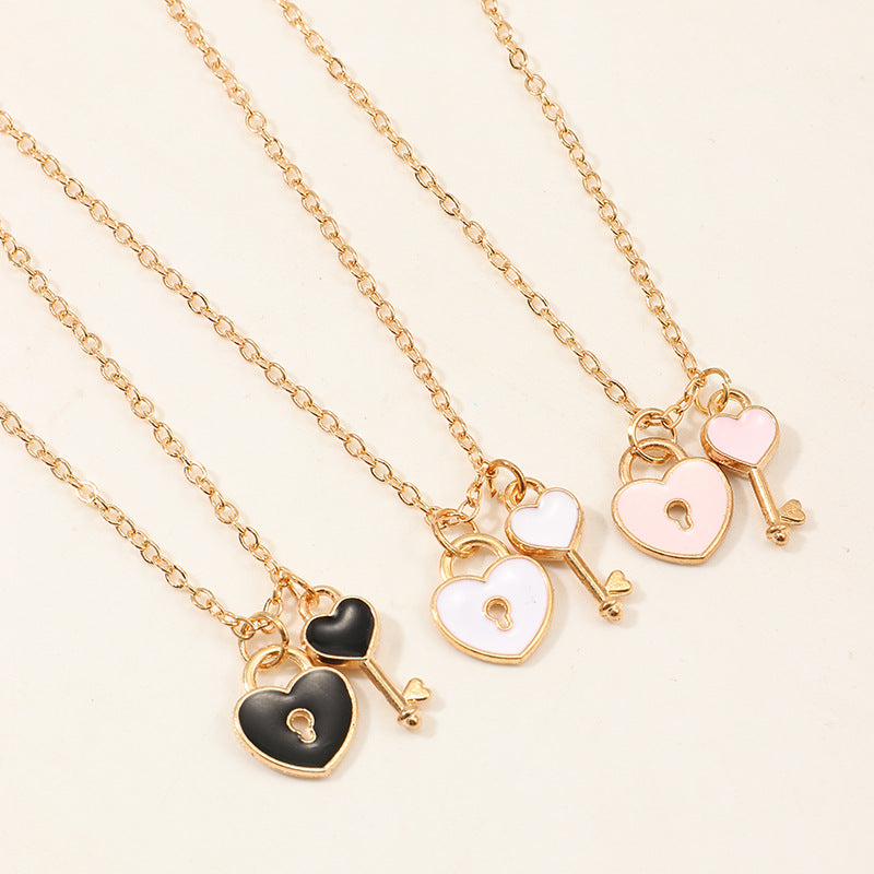 Collana con ciondolo a forma di chiave creativa in lega smaltata per donne e bambini con catena a sfere e lunghezza regolabile