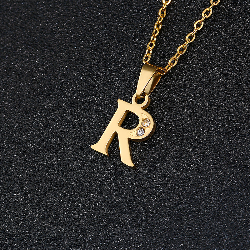 Collana con ciondolo a lettera minimalista da donna, catena a O in acciaio al titanio con intarsi in strass, regalo casual alla moda per fidanzata o migliore amica