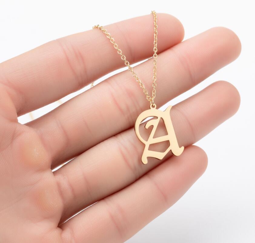 Collana con ciondolo a lettera alfabeto minimalista in acciaio inossidabile da donna
