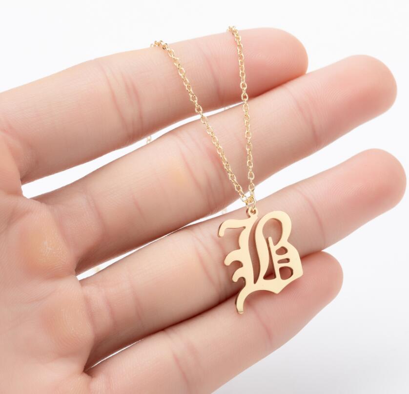 Collana con ciondolo a lettera alfabeto minimalista in acciaio inossidabile da donna