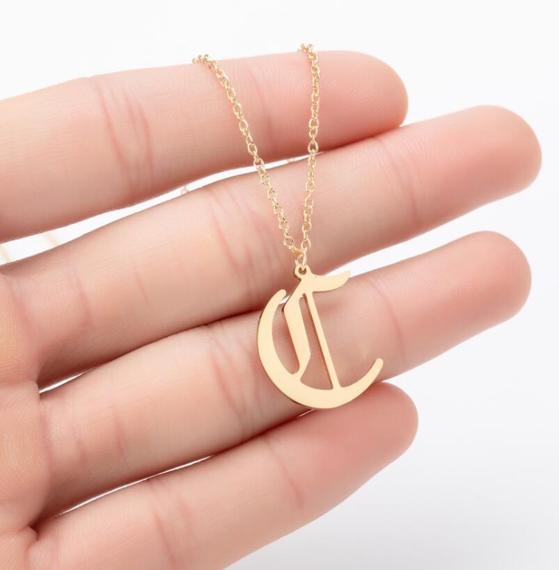Collana con ciondolo a lettera alfabeto minimalista in acciaio inossidabile da donna