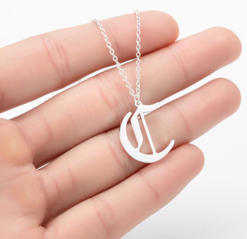Collana con ciondolo a lettera alfabeto minimalista in acciaio inossidabile da donna
