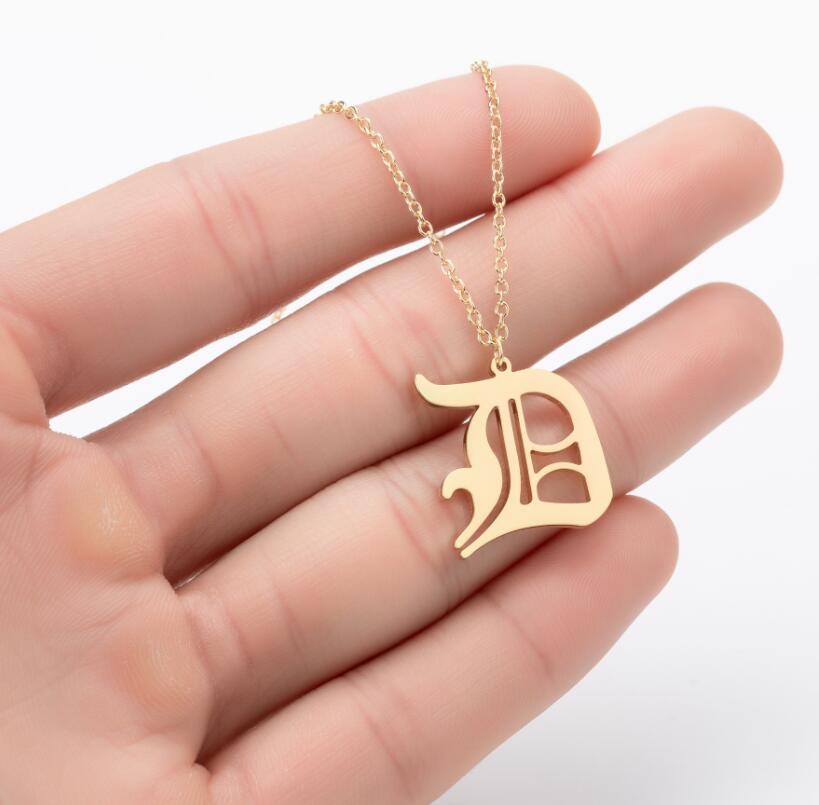 Collana con ciondolo a lettera alfabeto minimalista in acciaio inossidabile da donna