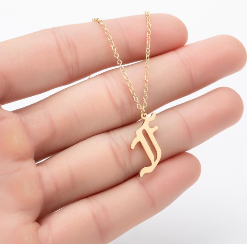Collana con ciondolo a lettera alfabeto minimalista in acciaio inossidabile da donna