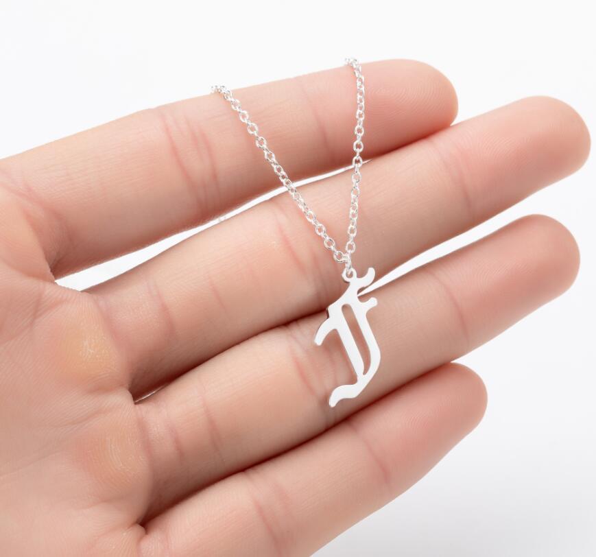 Collana con ciondolo a lettera alfabeto minimalista in acciaio inossidabile da donna