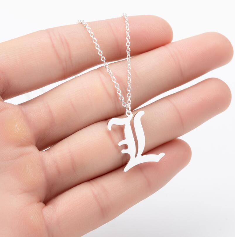 Collana con ciondolo a lettera alfabeto minimalista in acciaio inossidabile da donna