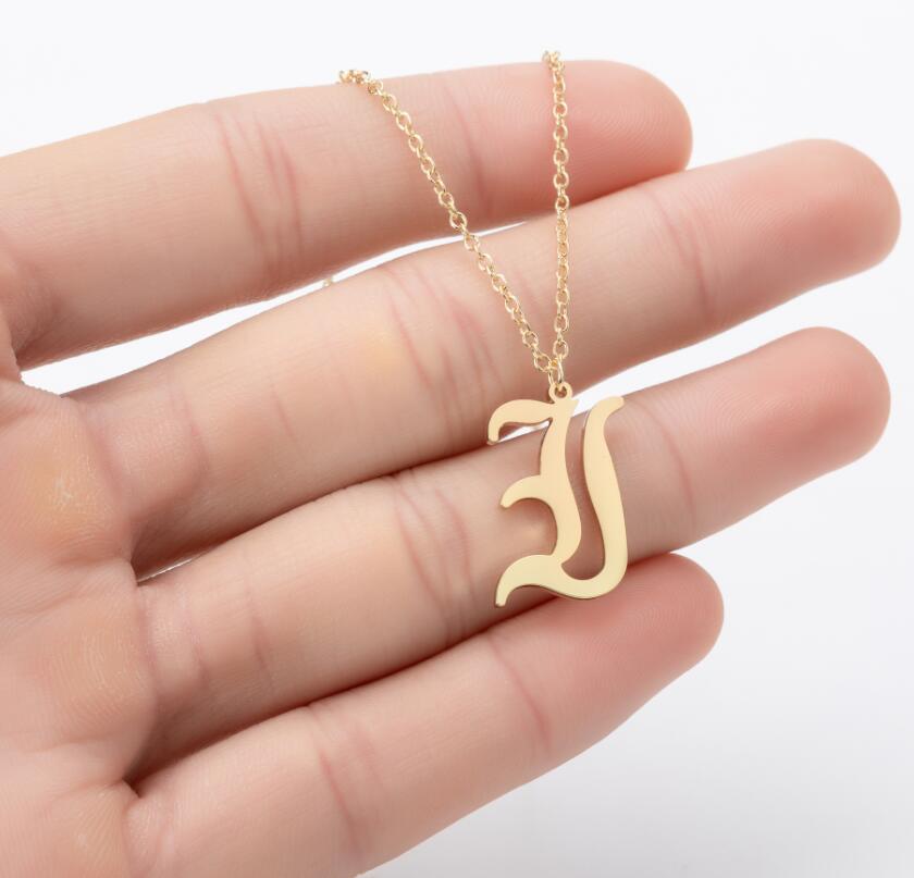 Collana con ciondolo a lettera alfabeto minimalista in acciaio inossidabile da donna