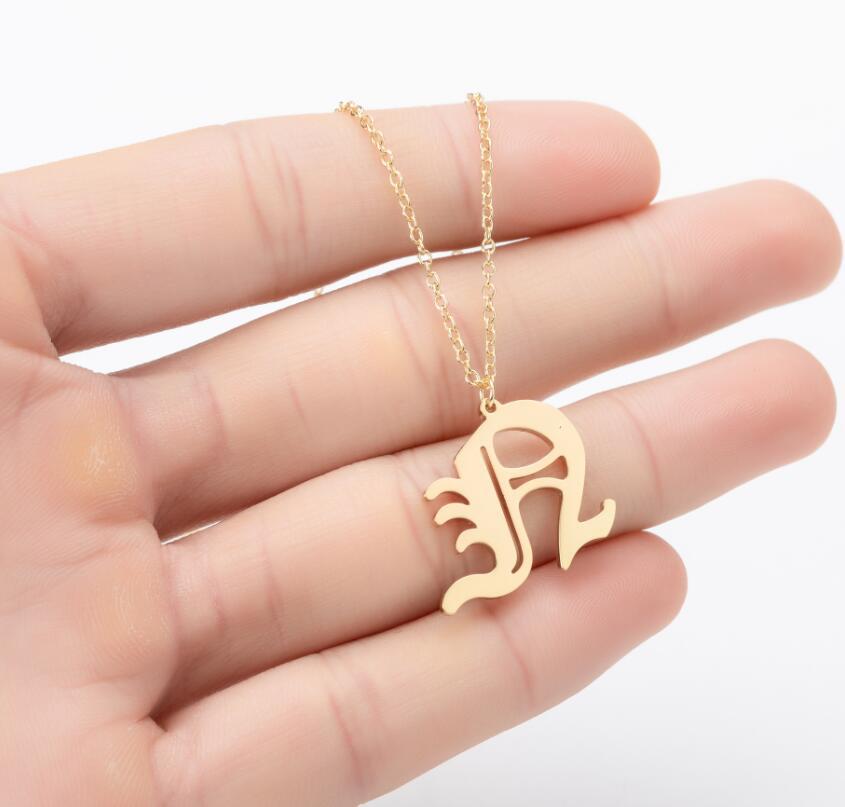 Collana con ciondolo a lettera alfabeto minimalista in acciaio inossidabile da donna