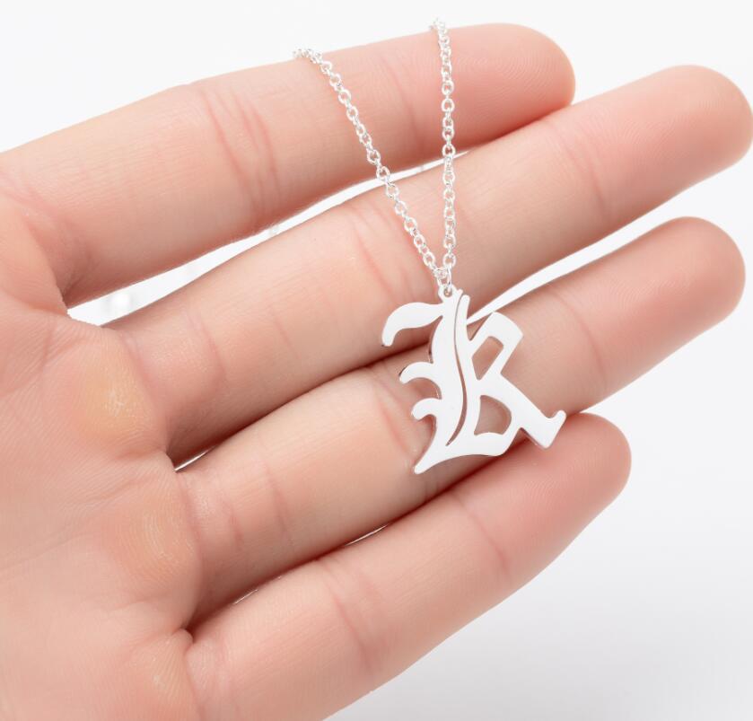 Collana con ciondolo a lettera alfabeto minimalista in acciaio inossidabile da donna