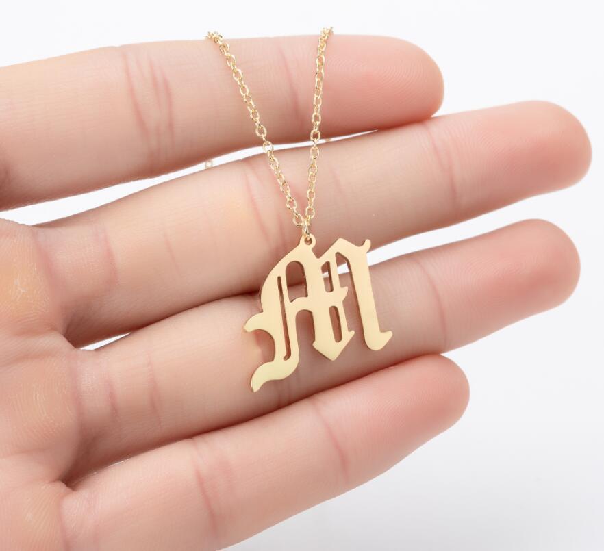 Collana con ciondolo a lettera alfabeto minimalista in acciaio inossidabile da donna
